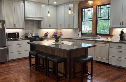 Breaux Bridge House | Downtown Craftsman home w/lovely front porch. Walk to restaurants & antiques.