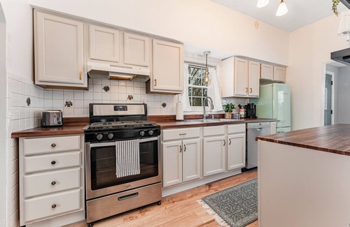 Morgantown Cottage | Downtown Hillside Cottage