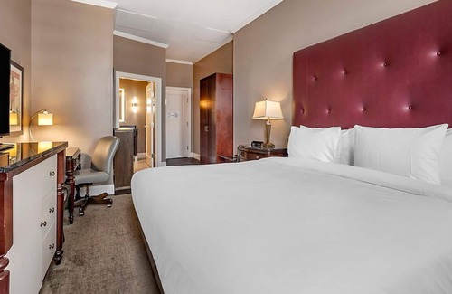 Downtown Nashville Resort | Downtown Nashville located in Printer's Alley with King Bed!