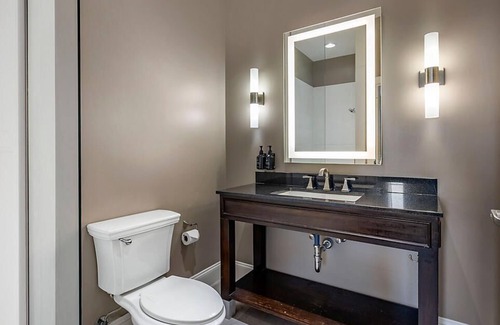 Downtown Nashville Resort | Downtown Nashville located in Printer's Alley with King Bed!