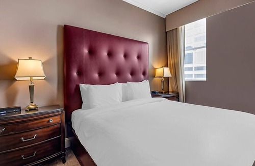 Downtown Nashville Resort | Downtown Nashville located in Printer's Alley with King Bed!