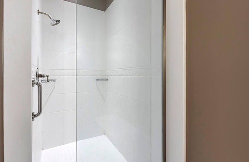 Downtown Nashville Resort | Downtown Nashville located in Printer's Alley with King Bed!