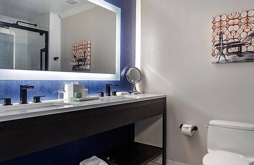 The Loop Hotel | Downtown Printer Row district Hotel style room