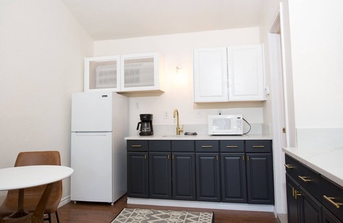Fredericksburg Hotel | Downtown Retreat 5 Individual Suites I Private Pool