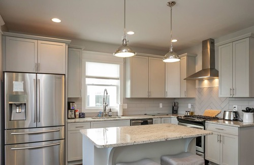 McFerrin Park House | ✦ DOWNTOWN VIEWS ✦ PRISTINE & STUNNING NASH PAD ✦