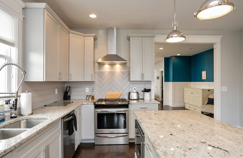 McFerrin Park House | ✦ DOWNTOWN VIEWS ✦ PRISTINE & STUNNING NASH PAD ✦