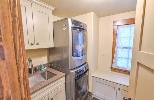 Crested Butte House | Downtown with 3 Masters + Hot Tub! Convenient & Quiet