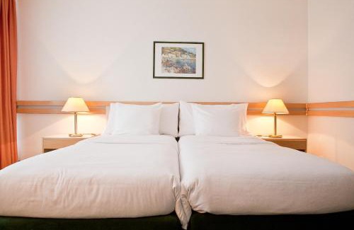 Le Prieure Hotel | Drake Longchamp