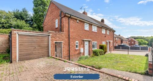 Dudley House | Dudley - Stylish 3 Bedroom Sleeps 6 Wi-Fi - JRR Stays
