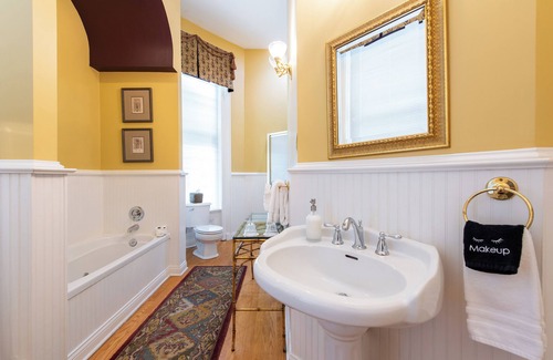 Old Louisville Bed & Breakfast | DuPont Mansion Bed & Breakfast