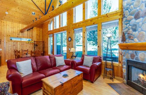 Redmond Ski Chalet | Eagle Crest Chalet with HOT TUB and Cabin Vibes