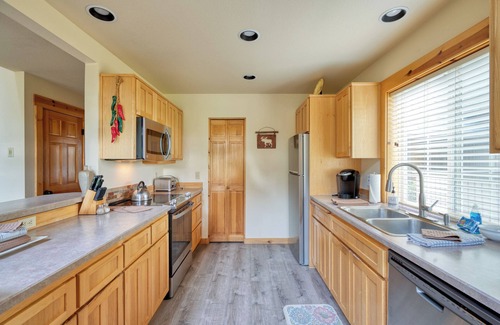 Redmond Cabin | Eagle Crest, Cozy 3-bedroom cabin with Hot Tub and Dog Friendly