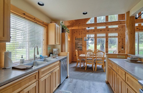 Redmond Cabin | Eagle Crest, Cozy 3-bedroom cabin with Hot Tub and Dog Friendly