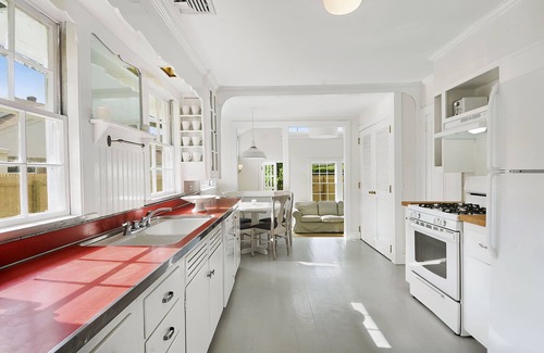 Pantigo Road Historic District House | East Hampton Village: Beautifully Renovated 3 Br Classic Cottage Walk To All