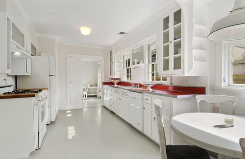 Pantigo Road Historic District House | East Hampton Village: Beautifully Renovated 3 Br Classic Cottage Walk To All