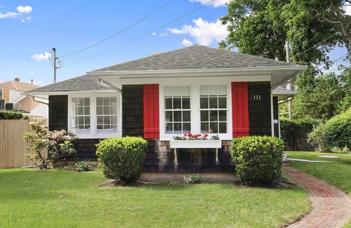 Pantigo Road Historic District House | East Hampton Village: Beautifully Renovated 3 Br Classic Cottage Walk To All