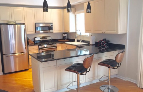 Lake View East Condo | EAST LAKEVIEW DESIGNER CONDO 2 BED/2 BATH, SLEEPS 6!