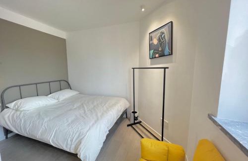 Jing'an Apartment | Eastern Hub - Jing'an Temple Branch Stylish 3bedrooms in Bustling Location Surrounded by Trendy Bistro and Bar Street, Only 100m from Subway