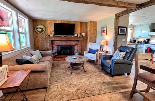 Mariposa Cabin | Eastwood Ravine Cabin w/Hot tub, pets on 40 acres!