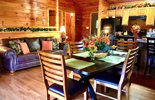 Gatlinburg - Pigeon Forge Cabin | 🐾 EASY ACCESS 🐾 NO Crazy Roads 🐾 BEARS 🐾 5Minutes off Parkway 🐾DOLLYWOOD7Miles 🐾