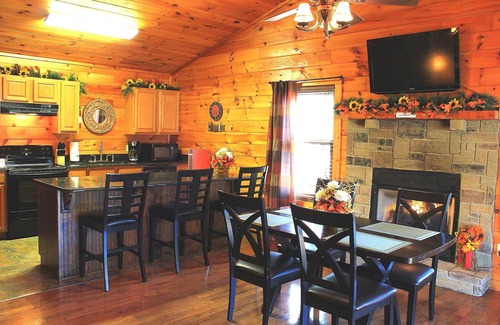 Gatlinburg - Pigeon Forge Cabin | 🐾 EASY ACCESS 🐾 NO Crazy Roads 🐾 BEARS 🐾 5Minutes off Parkway 🐾DOLLYWOOD7Miles 🐾