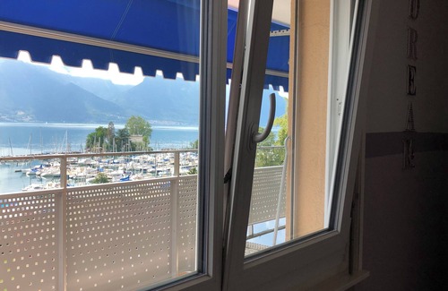 Montreux Apartment | Easy access via lakeside walk or free bus next door to all