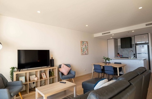 City West Apartment | Easy City Living | Parking | Pet friendly, CBD,ANU