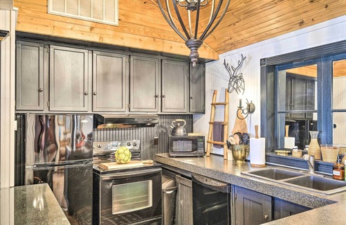 Eureka Springs Historic District Cottage | Eclectic 'Osage Cottage' in Historic District