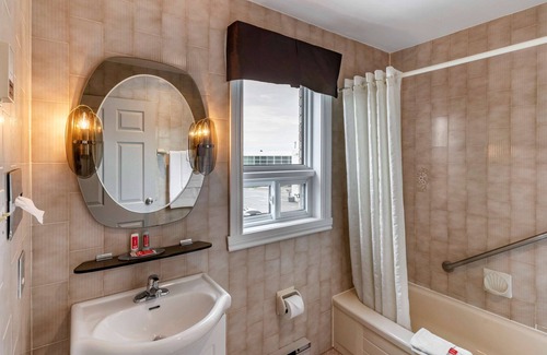 Brossard Hotel | : Econo lodge Hotel Brossard