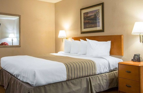Columbus Hotel | Econo Lodge Inn & Suites Columbus near Fort Benning