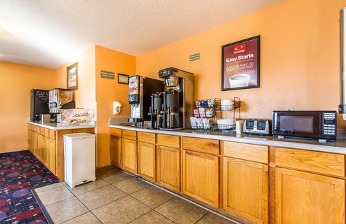 Pekin Hotel | Econo Lodge Inn & Suites Pekin - Peoria Area