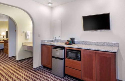 Polvadera Hotel | Econo Lodge Inn & Suites Socorro