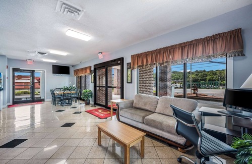 Huntsville Hotel | Econo Lodge Inn & Suites