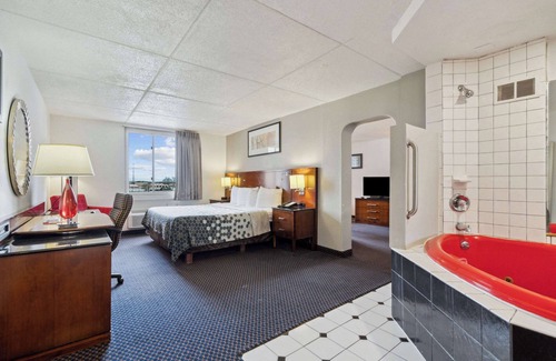 Waterloo Hotel | Econo Lodge Inn & Suites