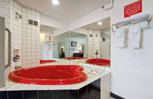 Waterloo Hotel | Econo Lodge Inn & Suites