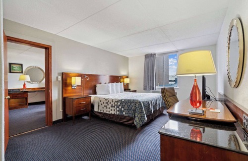 Waterloo Hotel | Econo Lodge Inn & Suites