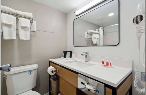Waterloo Hotel | Econo Lodge Inn & Suites