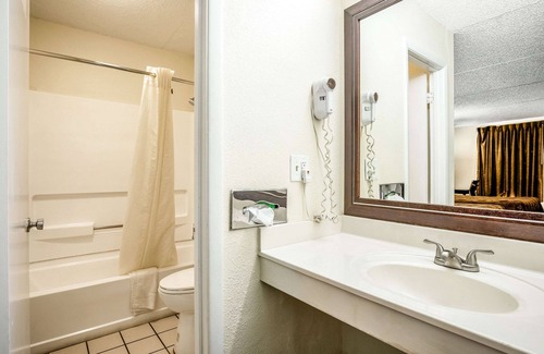 Ashley Oaks Hotel | Econo Lodge Knoxville West - Turkey Creek