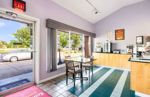 North Camellia Acres Hotel | Econo Lodge Little Creek