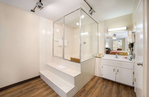 Boys Ranch Hotel | Econo Lodge Live Oak