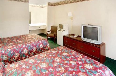 Lynchburg Cabin | Econo Lodge Lynchburg