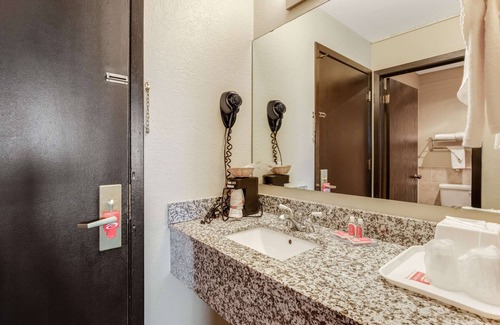 Madison Hotel | Econo Lodge Madison East