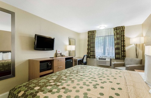 Madison Hotel | Econo Lodge Madison East