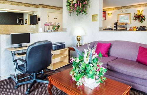 Troy Hotel | Econo Lodge Troy