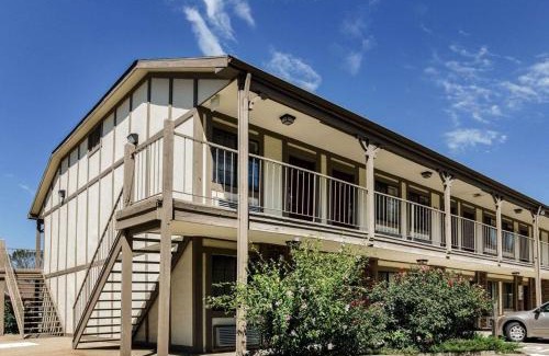 Sunset Hills Cabin | Econo Lodge University