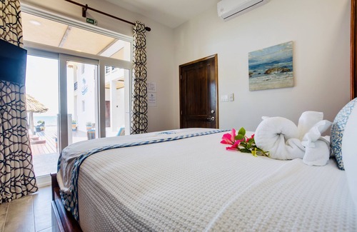 Placencia Resort | Economy Studio beachfront with swim up pool bar