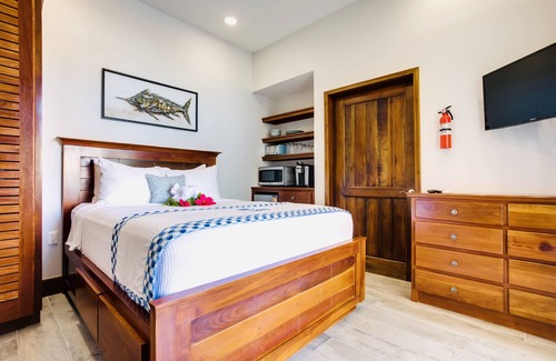 Placencia Resort | Economy Studio beachfront with swim up pool bar