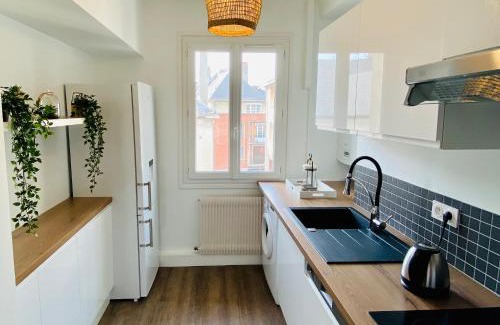 Lisieux Apartment | EL PARADISE - Logement Entier - Cœur de Ville - Basilique au Balcon - Proche Gare