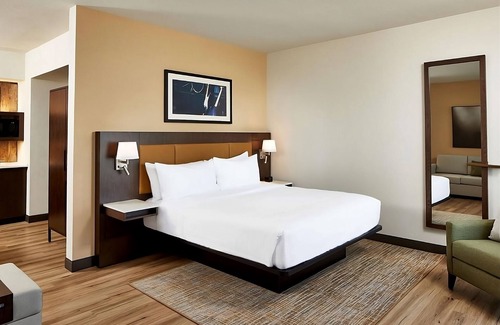 Sobro Hotel | Elegant Stay in the Heart of the City! Swimming Pool, Kitchenette, Pets Allowed!