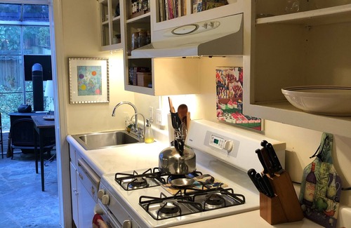 Georgetown House | Elegant townhome on quiet street near museums, restaurants, shops, parks & more!